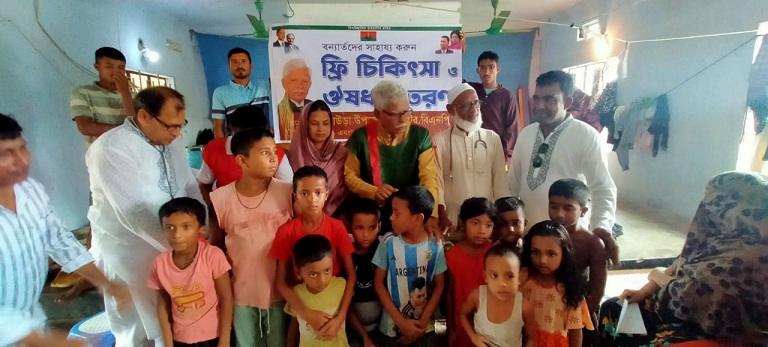 বন্যার্ত আশ্রয় কেন্দ্রে ফ্রি চিকিৎসা ও ঔষধ বিতরণ